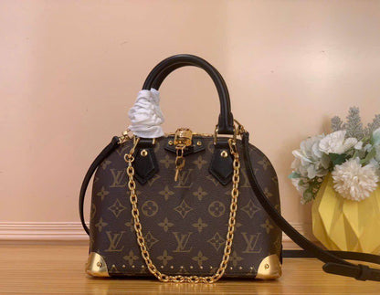 LV ALMA BAG 
Master
    23Cm With Box🎁
310 dhs🌺

Zain131
♥️♥️♥️