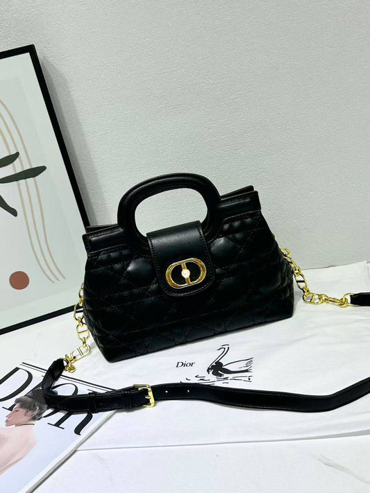 Dior
95 dhs🪙🌨️

Zain129
♥️♥️♥️