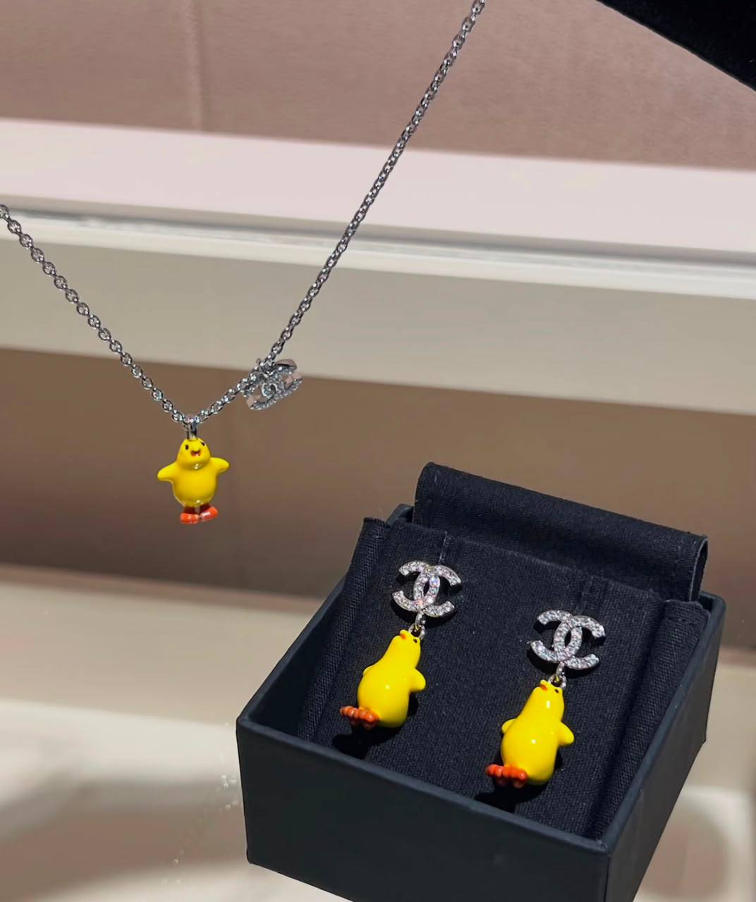 CHANEL

Necklace & Earing 
MASTER
100 dhs🇦🇪🇦🇪

With normal box 🎁

Zain263
♥️♥️♥️