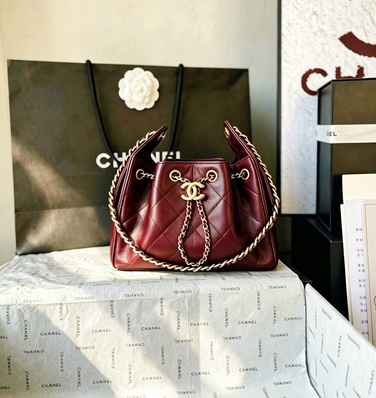 CHANEL 
GOOD QUALITY 
MINI SIZE WITH BOX 
130 dhs🇦🇪🇦🇪
Size: 20 cm

Zain295
♥️♥️♥️