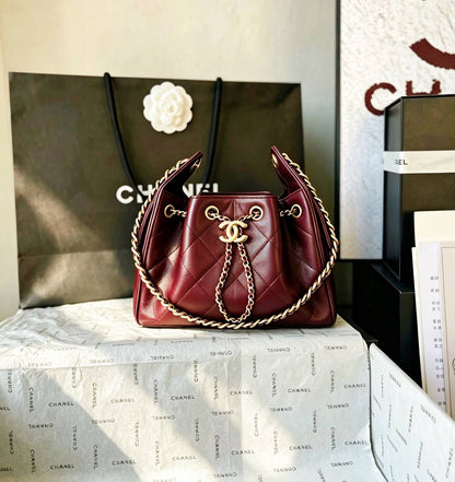 CHANEL 
GOOD QUALITY 
MINI SIZE WITH BOX 
130 dhs🇦🇪🇦🇪
Size: 20 cm

Zain295
♥️♥️♥️