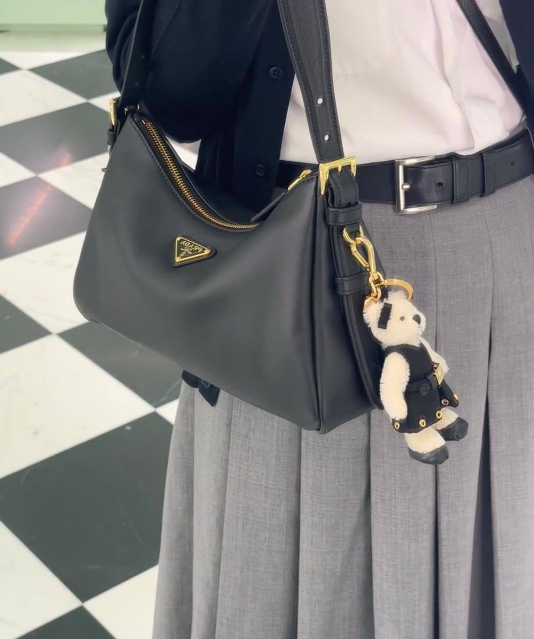 🎉 Offer 🎊  Prada Hobo Amiee
1️⃣ First quality
Size : 32 *  20 cm
70 dhs🪙🌨️

Zain115
♥️♥️♥️