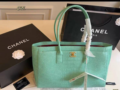 Chanel 26S  Shopping Bag Crocodile embossed calfskin
with gold hardware
Master quality 
39cm with box
330 dhs🇦🇪🇦🇪

Zain95
♥️♥️♥️