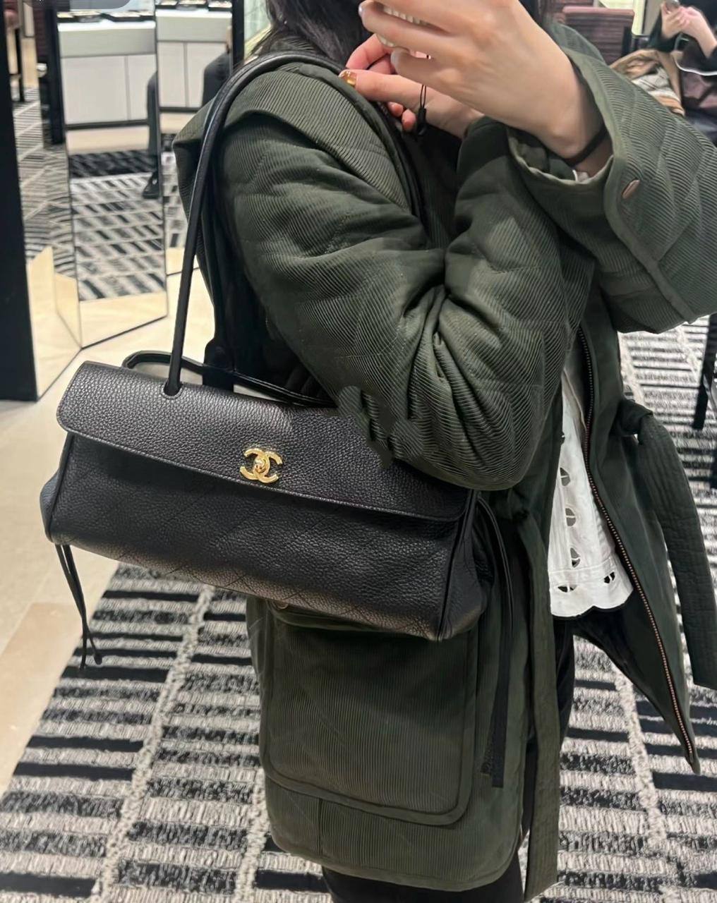 🌈 Chanel 26s

1⃣️ First quality 

Size : 27 * 12 * 18 cm
115 dhs🇦🇪🇦🇪

Zain115
♥️♥️♥️