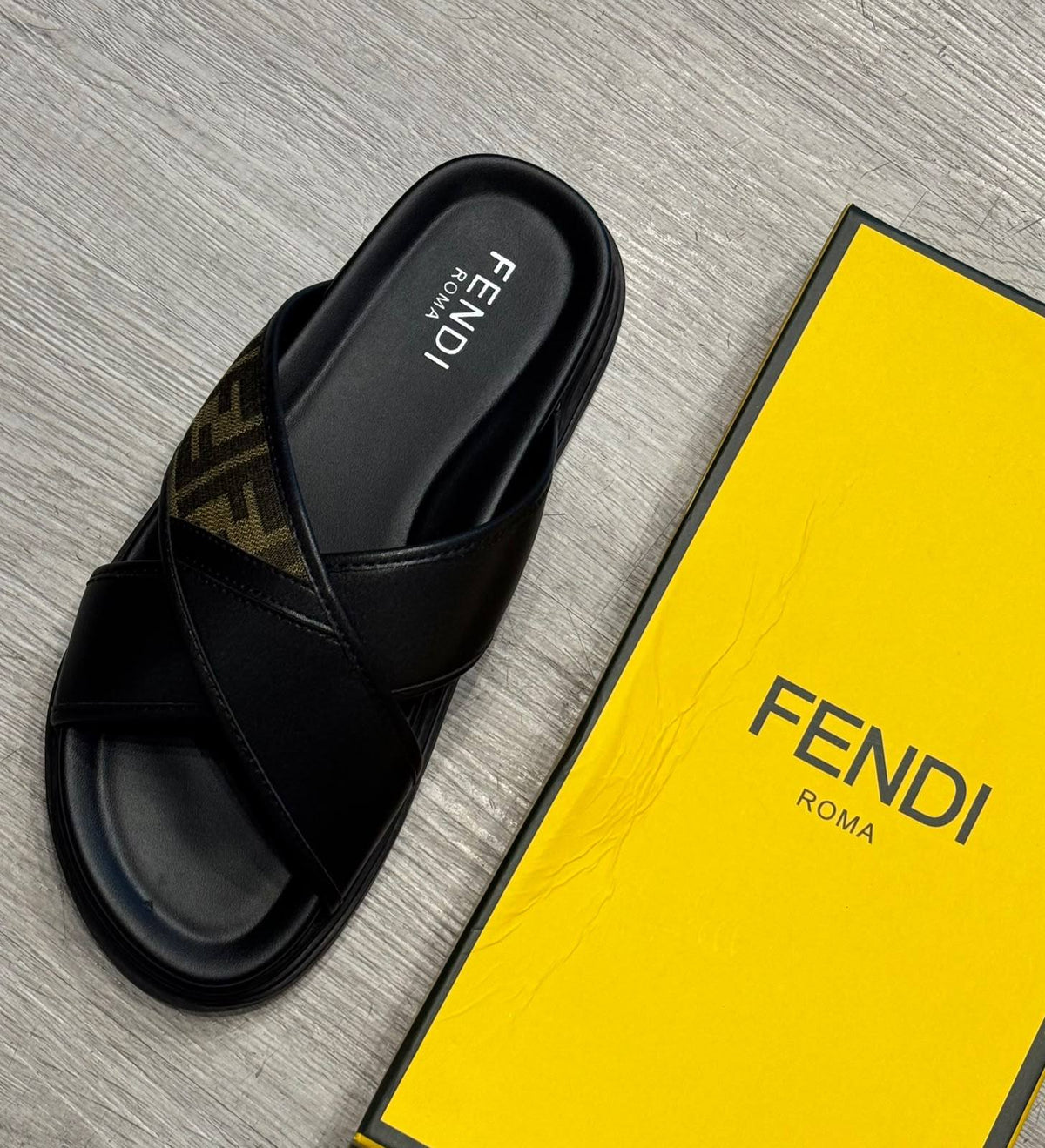 Prada 
Fendi
Slippers

40 to45 

115 dhs🇦🇪🇦🇪

Zain183
♥️♥️♥️