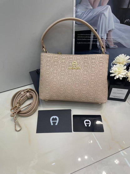 Aigner 
Size:21cm
without box 
95 dhs🪙🌨️

Zain148
♥️♥️♥️