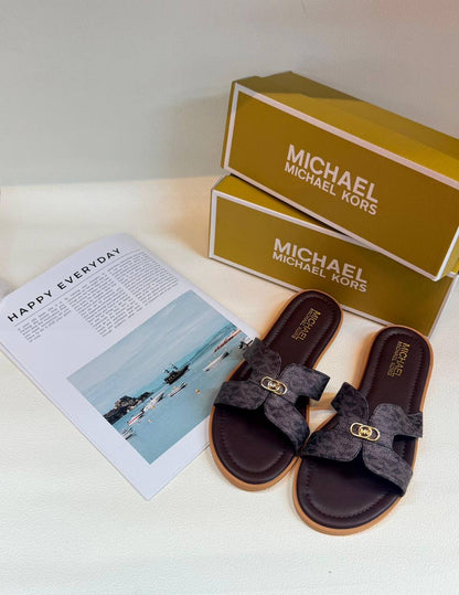 MK 
Size 36to41
70 dhs🪙💚

Zain236
♥️♥️♥️