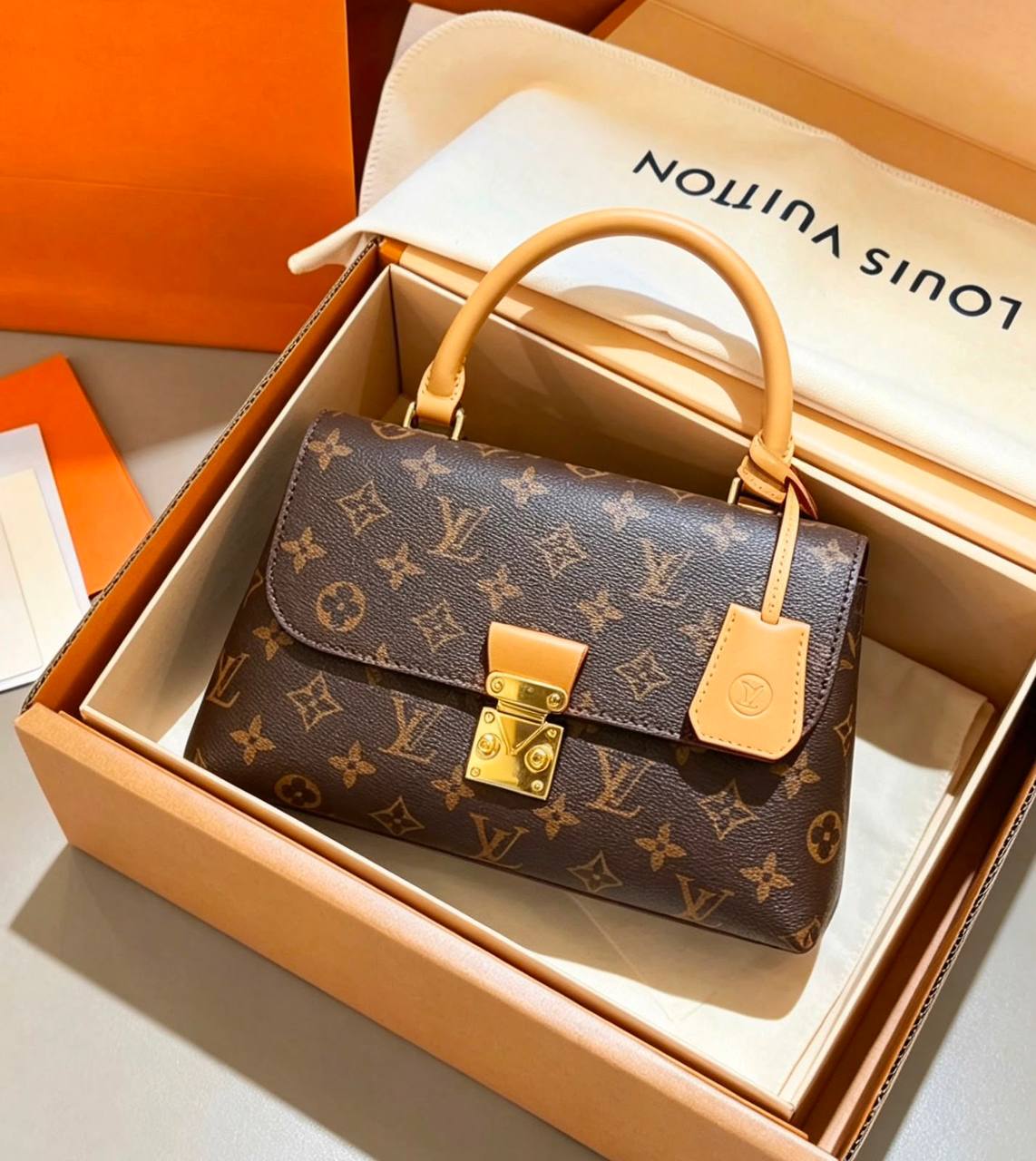 LV
GOOD QUALITY 
WITH BOX 
110 dhs🇦🇪🇦🇪

Zain295
♥️♥️♥️