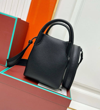 LORA PIANA 
 GOOD QUALITY  
WITH BOX 
120 dhs✅

Zain295
♥️♥️♥️