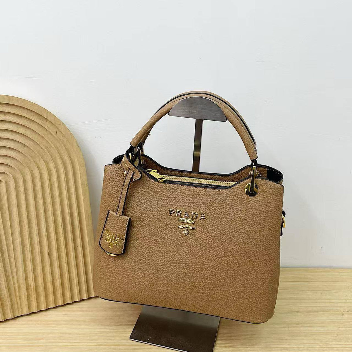 Prada

24*18*12 cm

70 dhs🇦🇪🇦🇪

Zain17
♥️♥️♥️