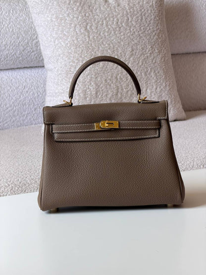 Hermes
kelly 25 cm💥Master quality ✅with box📦
440 dhs✅

Zain52
♥️♥️♥️