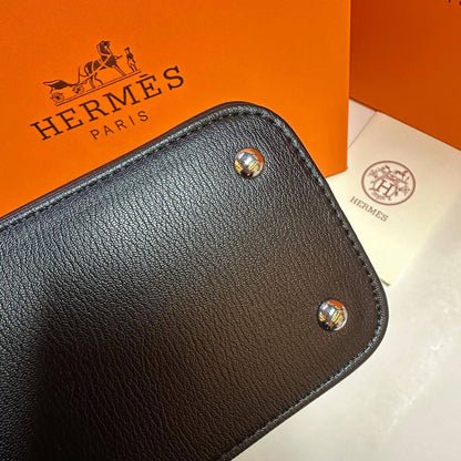 HERMES 
NEW CAME BIG SIZE GOOD QUALITY *

WITH BOX 
🎁🎁🎁

110 dhs🪙🌨️

Zain39
♥️♥️♥️