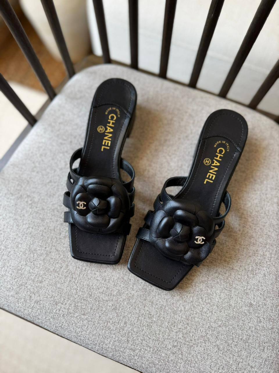 Chanel 
𝑨𝑨𝑨 𝑸𝒖𝒂𝒍𝒊𝒕𝒚
𝑺𝒊𝒛𝒆 𝟑5 𝒕𝒐 𝟒2 
450 dhs✅

Zain81
♥️♥️♥️
