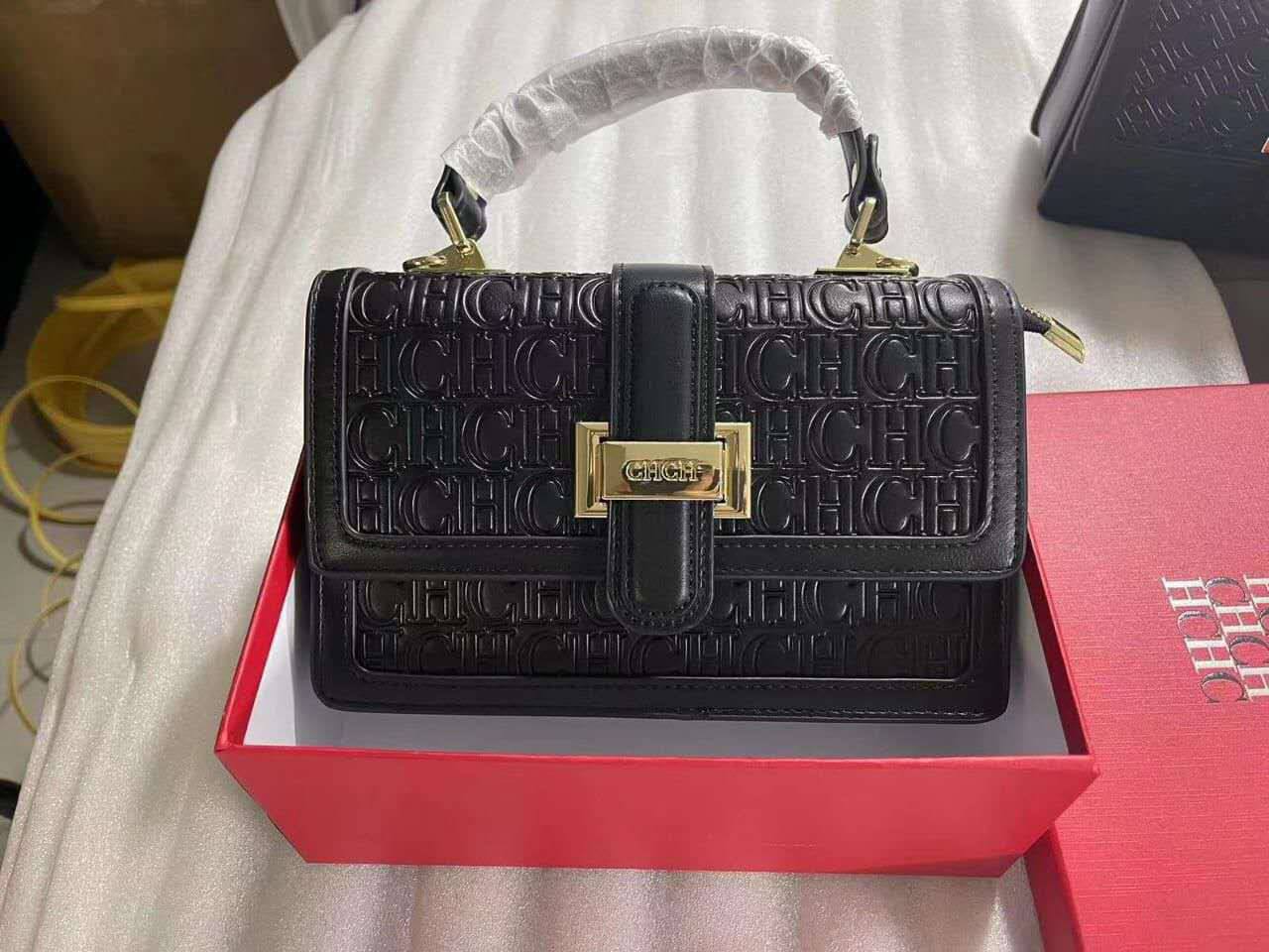 CH 
good Quality 
With Box 
🎁🎁🎁

105 dhs👑

Zain250
♥️♥️♥️