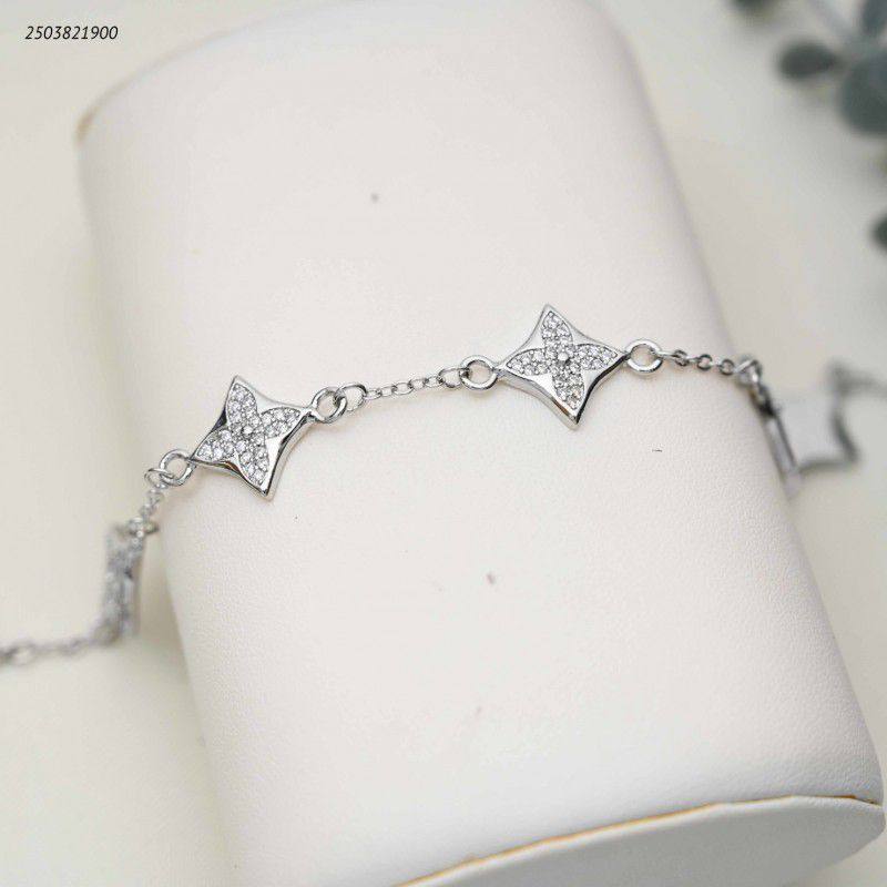 LV ❤️‍🔥*
Bracelet 🐦‍🔥
Master quality 💯
With normal boxes 🗃️ 
60 dhs✅
With master box 📦 
70 dhs✅

Zain216
♥️♥️♥️