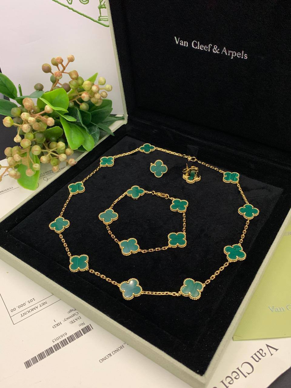 VCA SET
MASTER✨💫
10 FLOWER NECKLACE
5 FLOWER BRACELET
1 FLOWER EARRINGS
WITH BOX AND PAPER BAG🛍️🎁
 230 DHS✅✨💫
ALL COLORS AVAILABLE

Zain89
♥️♥️♥️
