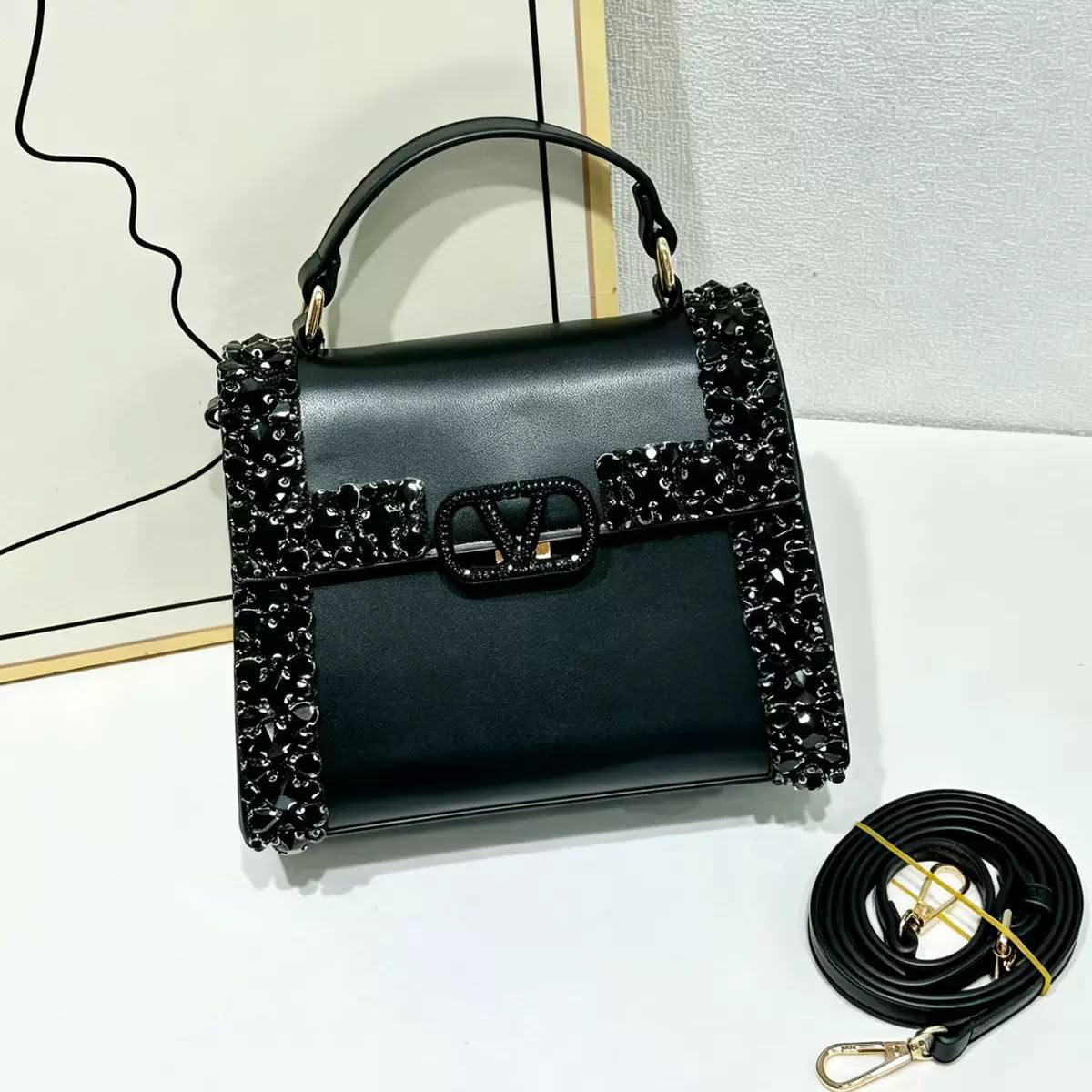 VALENTINO 

COPY ONE 
NEW CAME 

WITH BOX 
175 dhs🇦🇪🇦🇪

Zain39
Zain295
♥️♥️♥️
