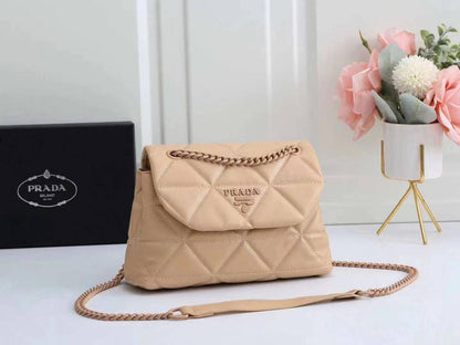 Prada

with box
🎁🎁🎁

95 dhs🪙

Zain143
♥️♥️♥️
