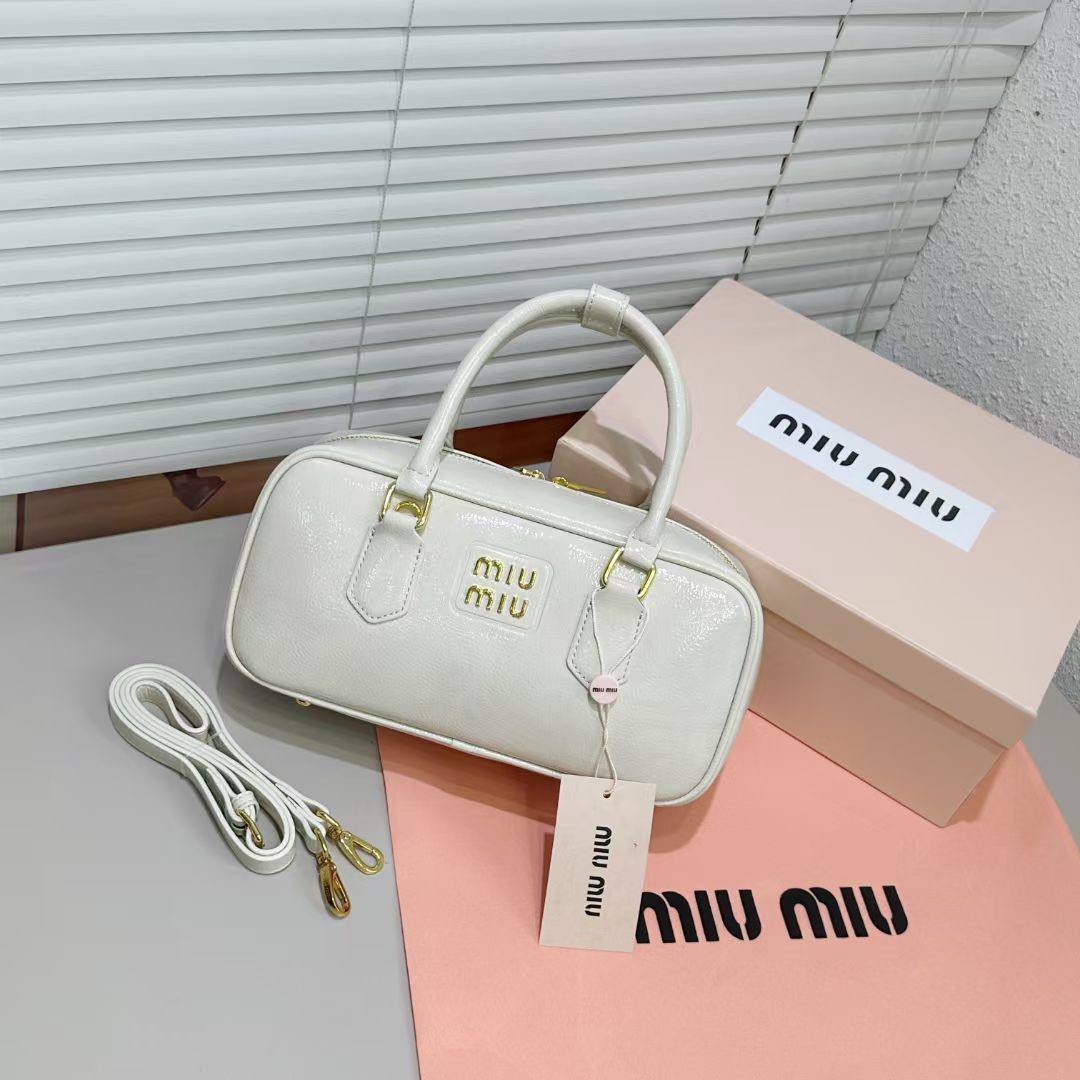 MIU MIU

BEST QUALITY 

WITH BOX’S 
🎁🎁🎁

90 dhs✅
SIZE 23CM

Zain290
♥️♥️♥️