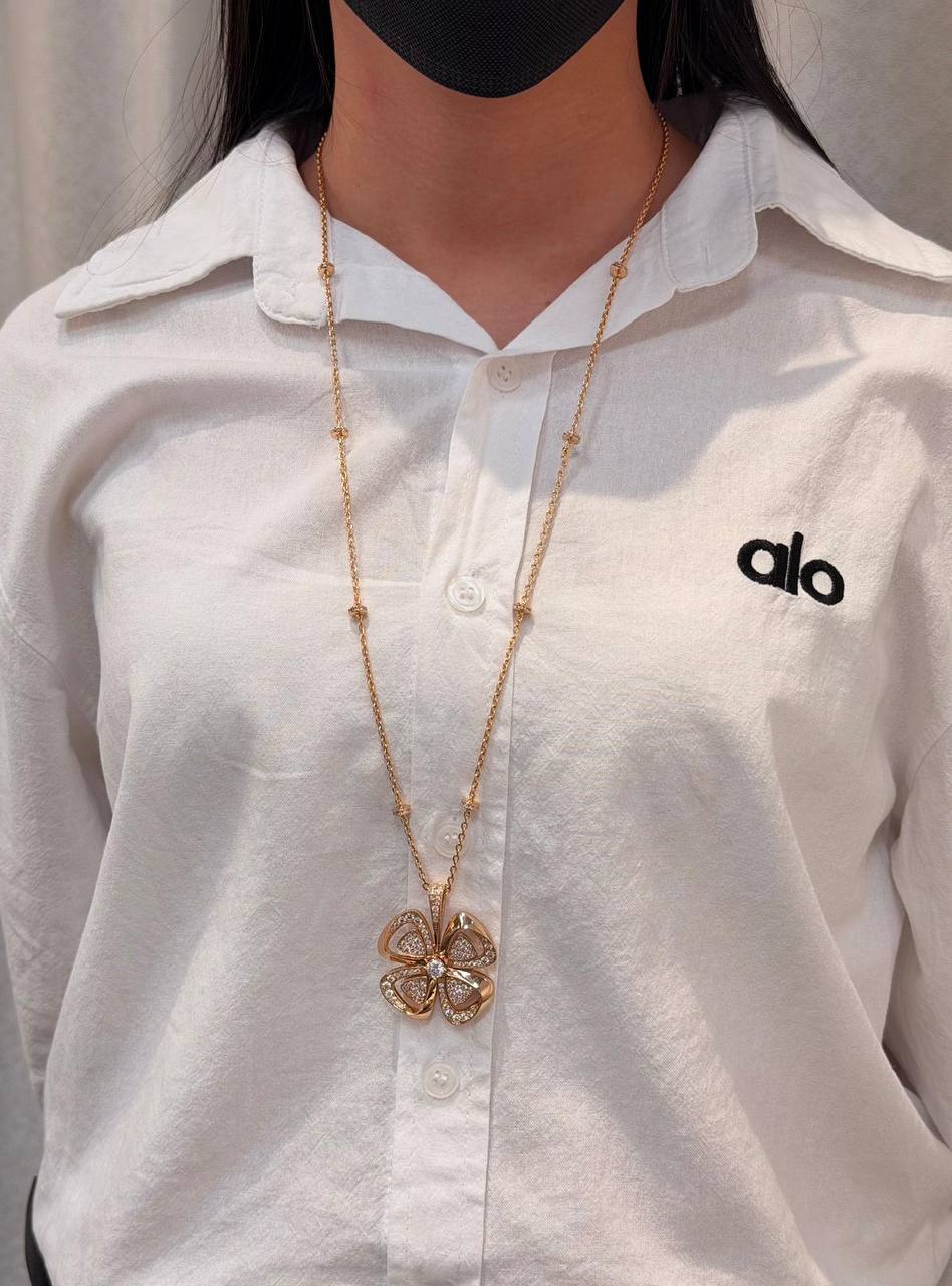 BVLGARI 💫
* Bvlgari FIOREVER Set⬆️
* ⁠↗️ *Super Master Quality* ®️
* Necklace & Earings Gold plated

Necklace with Earrings 
*260 dhs✅* with *Normal* Box & Bag
*290 dhs✅* with *Orignal* Packaging 🎁

Zain106
♥️♥️♥️
