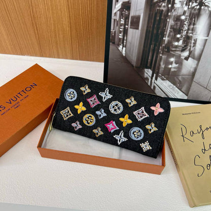 LV wallet

small
45 dhs🌺
size 12×2×10cm

big
50 dhs🌺
size 20×2×11cm

Zain42
♥️♥️♥️