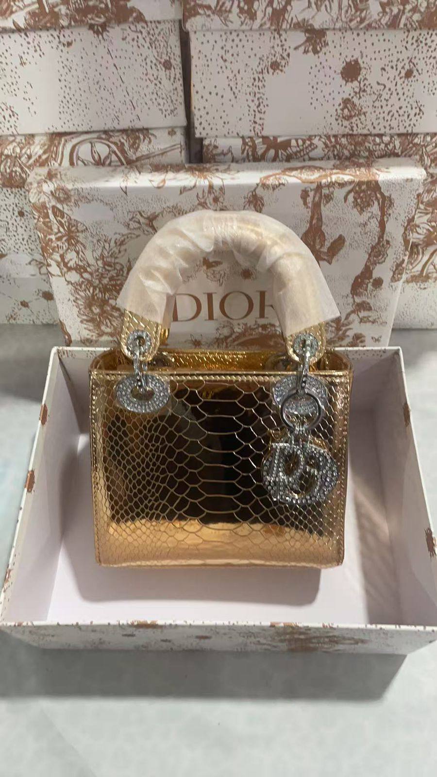 Dior

withbox
🎁🎁🎁

120 dhs❣️

Zain143
♥️♥️♥️