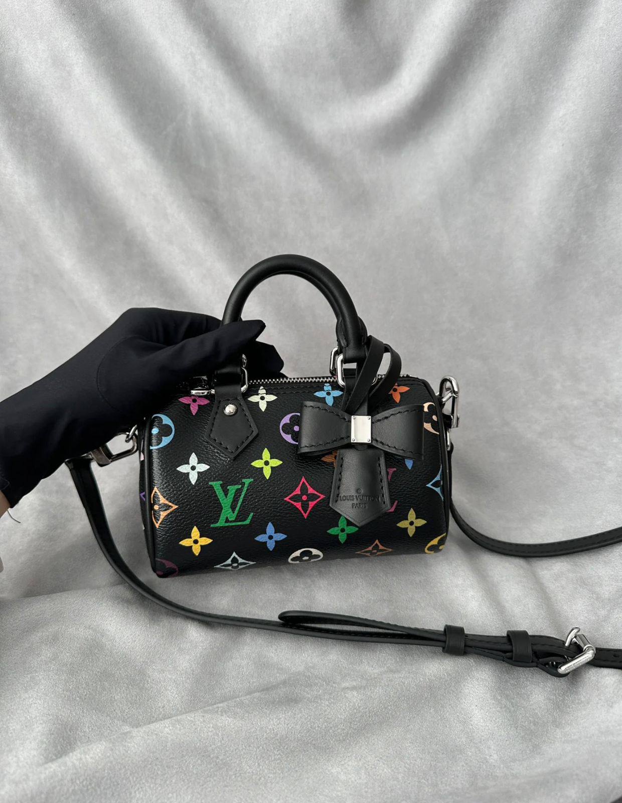 LV 

good quality, comes with box, 
🎁🎁🎁

size... 16*11 cm 

90 dhs🗽

Zain12
♥️♥️♥️
