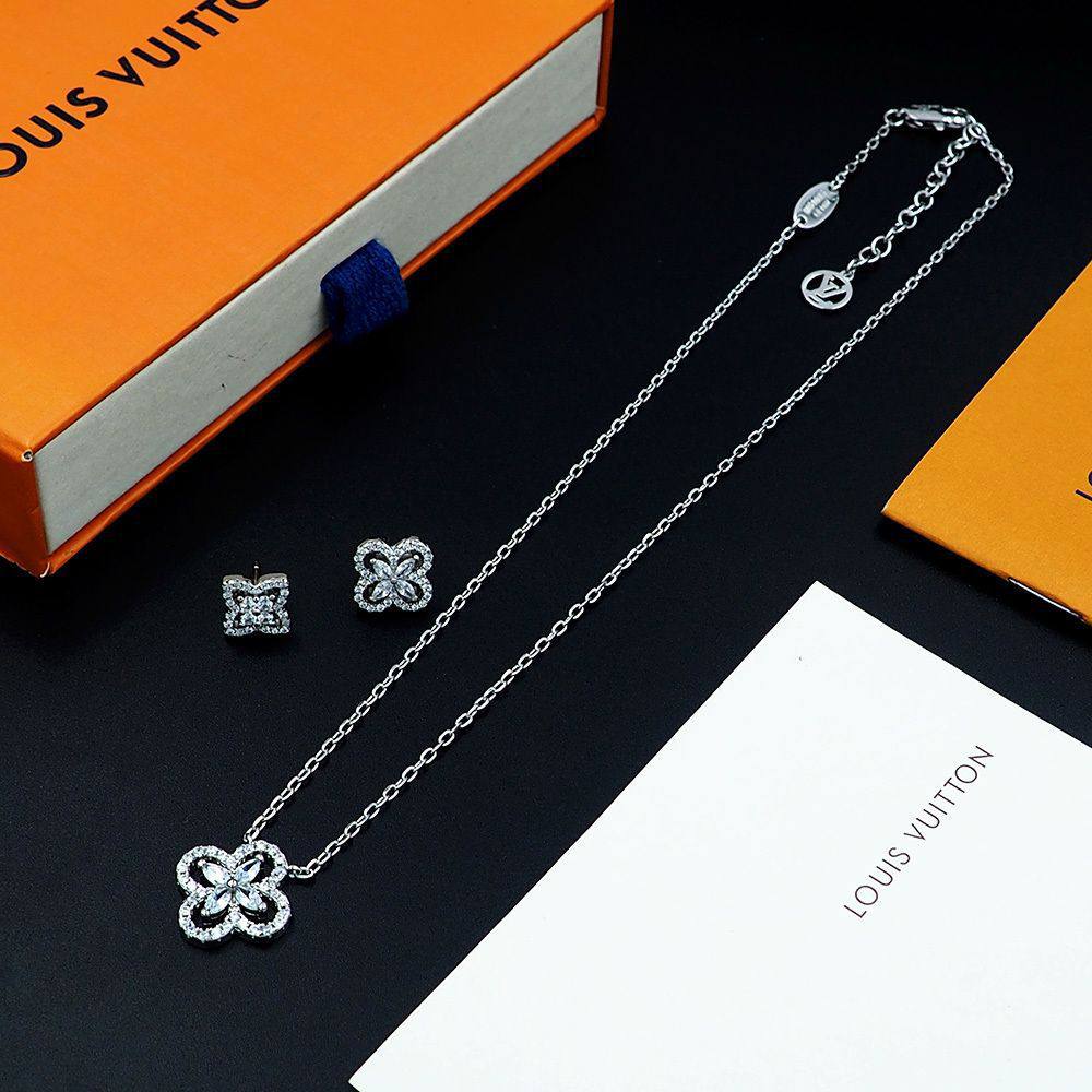 Lv Set 💐
Necklace 
Earrings 
Master quality 💎

*90* AED normal box 📦

Zain48
♥️♥️♥️
