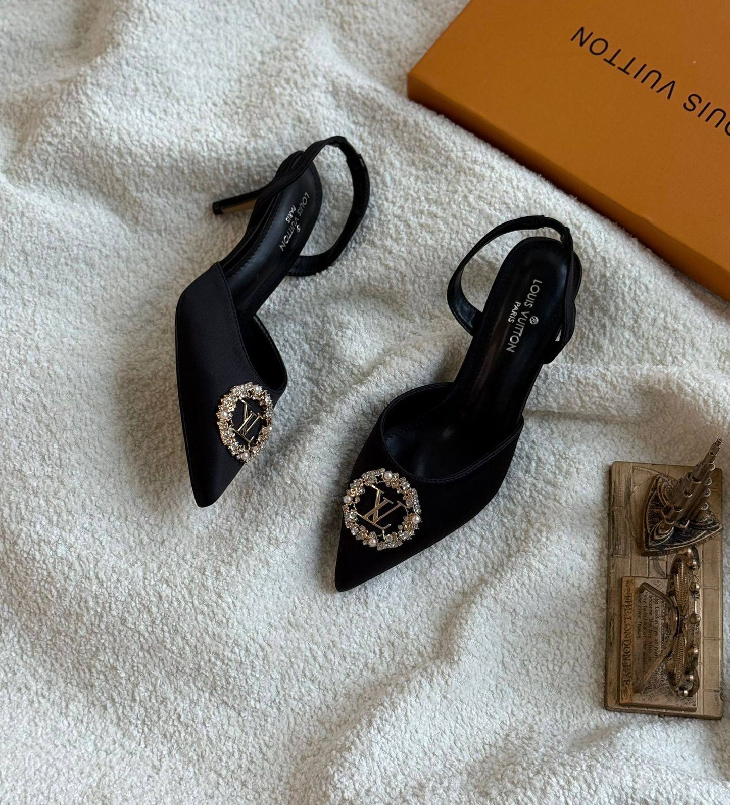 New. Lv .  heel 

  Size  .  36.  to 41

110 dhs❣️

Zain80
♥️♥️♥️