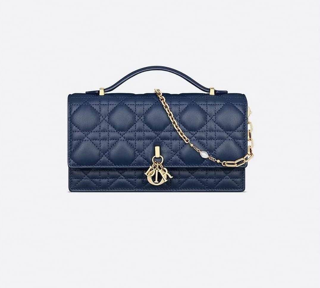 Dior
with box
110 dhs🇦🇪🇦🇪

Zain306
♥️♥️♥️