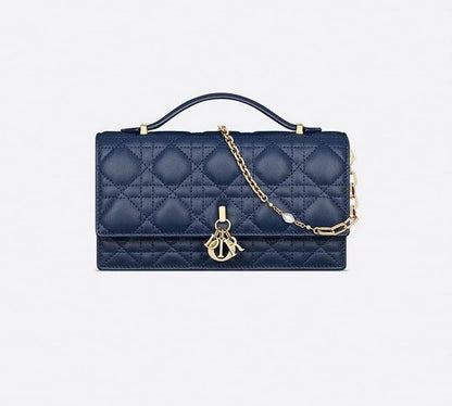 Dior
with box
110 dhs🇦🇪🇦🇪

Zain306
♥️♥️♥️