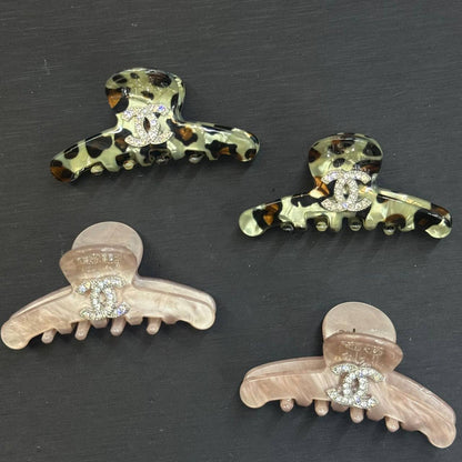 Hair clip 🦋
one pc 20 dhs🪙💕
2 pc 30 dhs🪙💕

Zain216
♥️♥️♥️