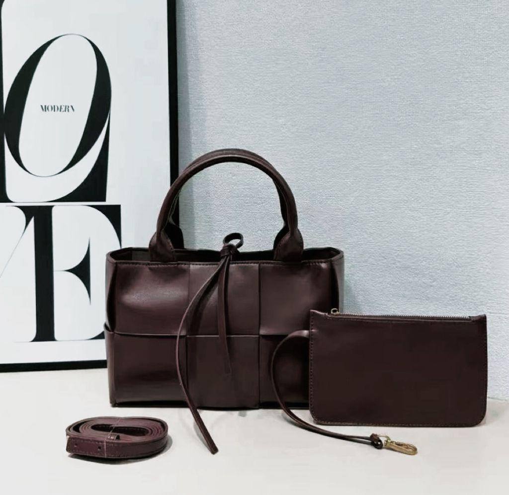 BOTTEGA 
GOOD QUALITY  
WITH BOX 
110 dhs✅

Zain295
♥️♥️♥️