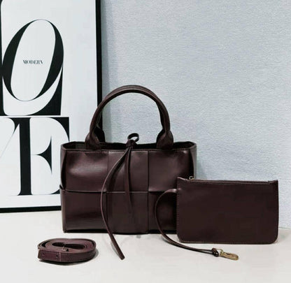BOTTEGA 
GOOD QUALITY  
WITH BOX 
110 dhs✅

Zain295
♥️♥️♥️
