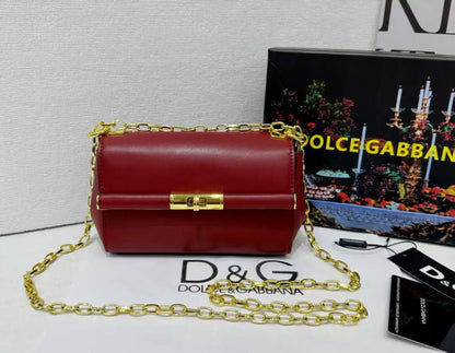 D&G
good quality 
with box
🎁🎁🎁

100 dhs✅

Zain39
♥️♥️♥️