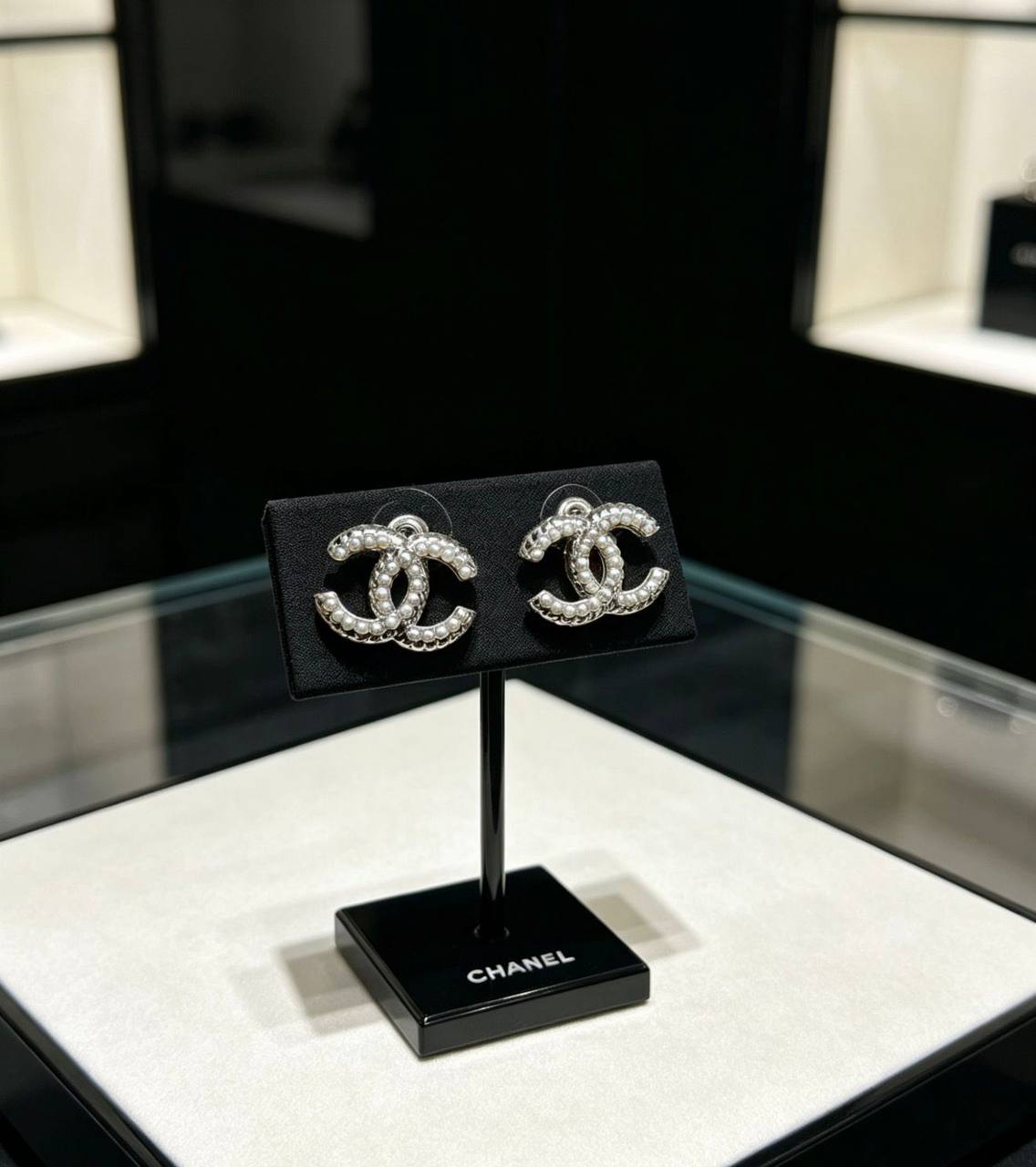 CHANEL ❤️‍🔥*
Earring 💥
Master quality 💯
With normal boxes 🗃️ 
45 dhs✅
With master box 📦 
70 dhs✅

Zain216
♥️♥️♥️