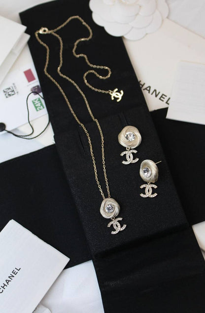 CHANEL*  🤍
* Earing & Choker (Necklace)
* Gold-Finish Metal with Stones
* ⁠↗️ *Super Master Quality ®️* 🫆
*170 dhs❤️* with *Normal* Box & Bag
*230 dhs❤️* with *Orignal* Packaging

Zain209
♥️♥️♥️