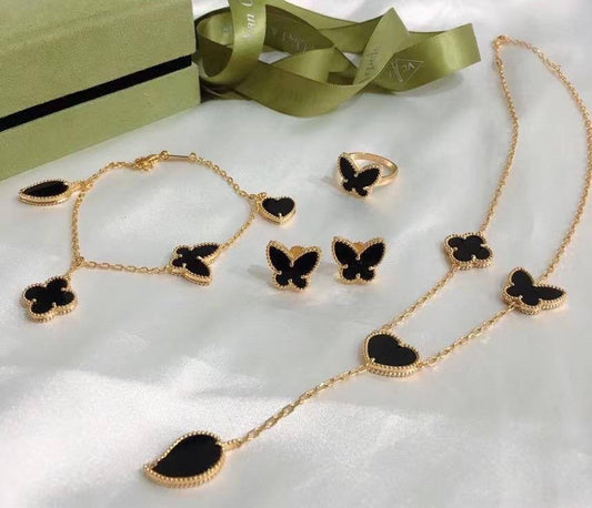 VCA SET
230 DHS❣️
NECKLACE 
BRACELET 
EARRINGS
WITH BOX AND PAPER BAG🎁🛍️

Zain89
♥️♥️♥️