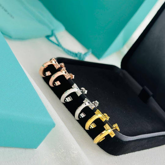 Tiffany EARRING
MASTER💫✨
GOLD SILVER ROSE GOLD AVAILABLE
55 dhs✅
WITH BOX AND PAPER BAG🛍️🎁

Zain89
♥️♥️♥️