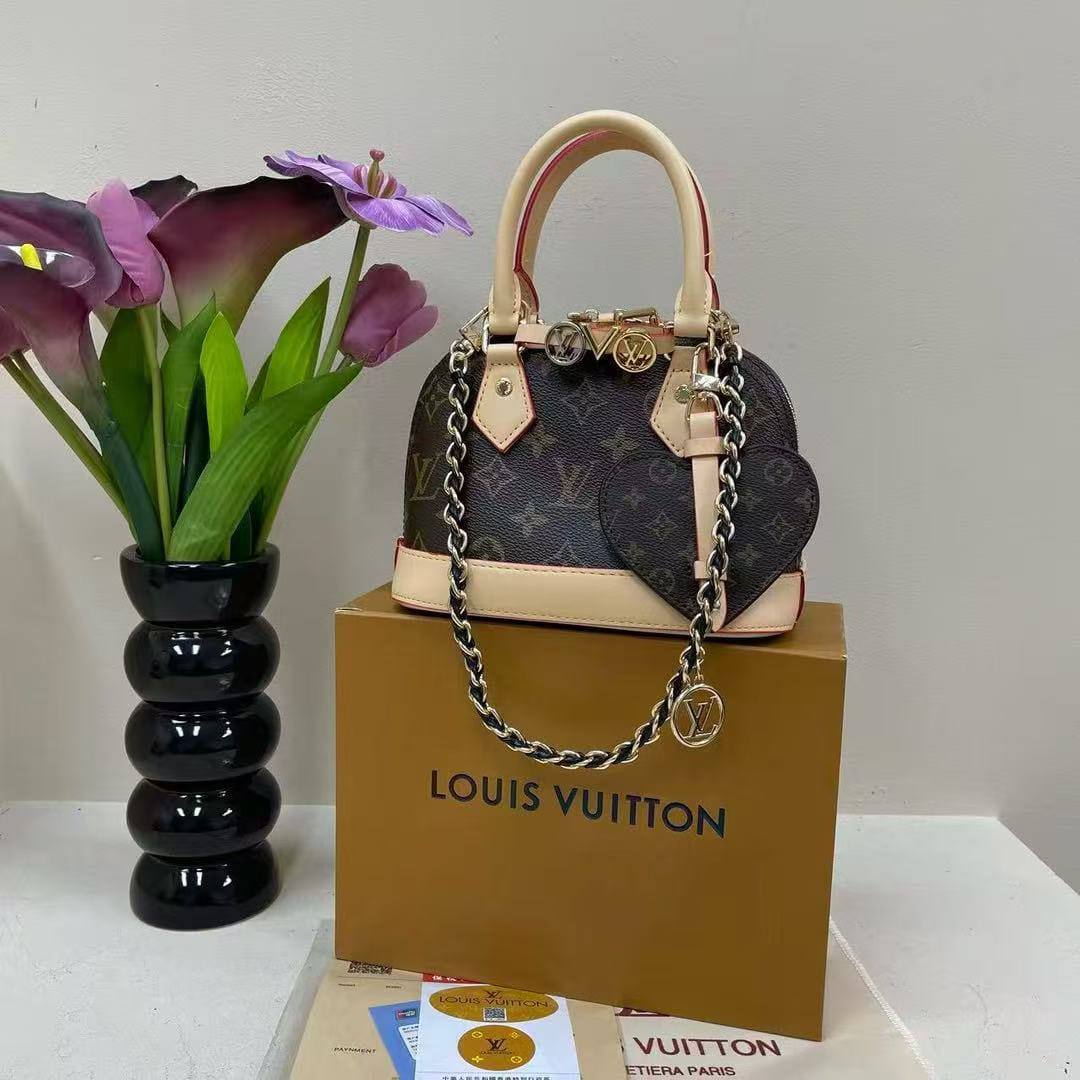 LV     
Size  20×14×10cm
Withbox
110 dhs🇦🇪🇦🇪

Zain04
♥️♥️♥️