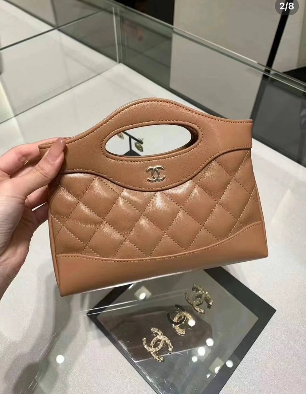 Chanel 
good quality, 
comes with box, 🎁🎁🎁
size... 21*15 cm
100 dhs✅

Zain12
♥️♥️♥️