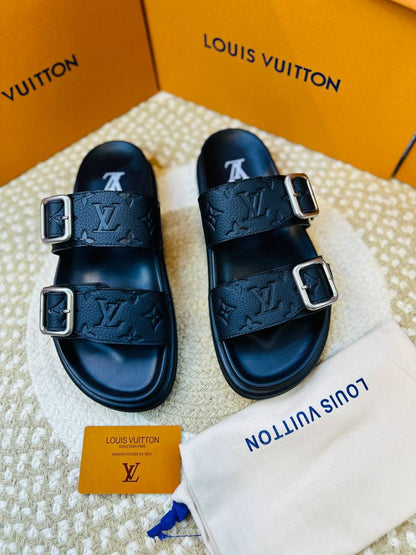 Slippers
High quality 
size 40-46 
200 dhs🪙🌨️

Zain132
♥️♥️♥️