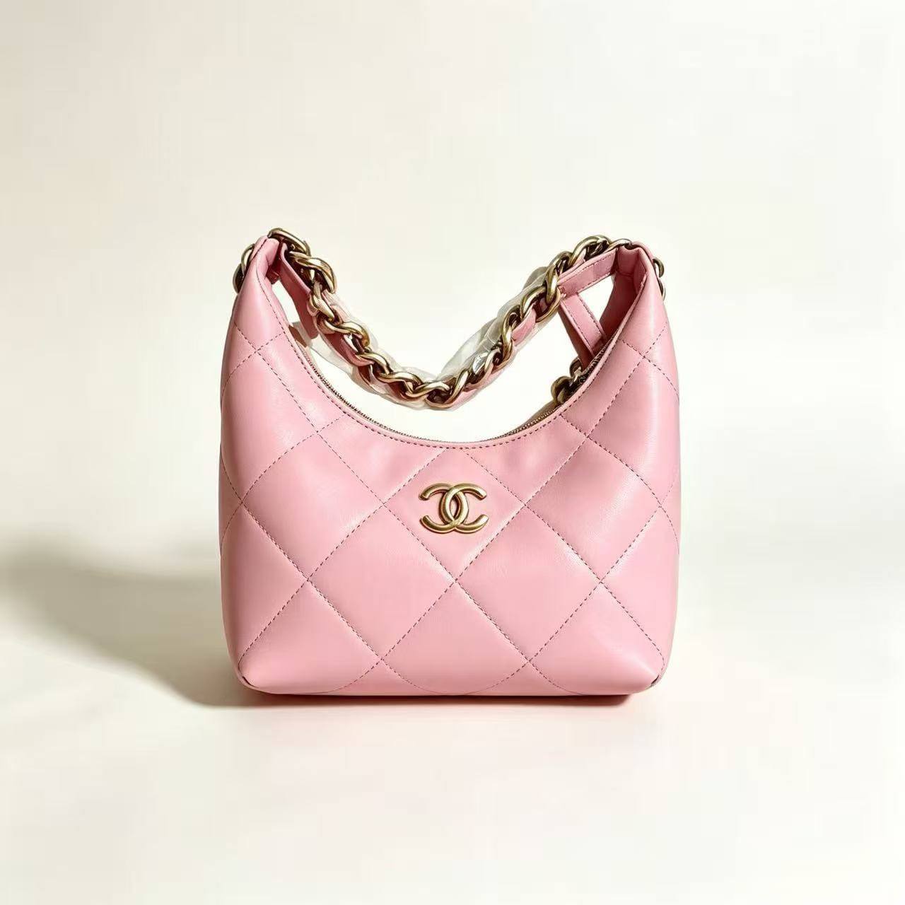 Chanel
High quality
With box 
110 dhs🇦🇪🇦🇪

Zain50
♥️♥️♥️