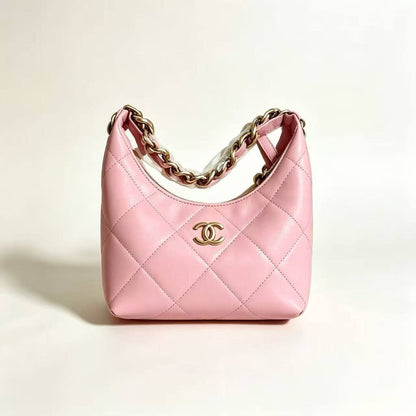 Chanel
High quality
With box 
110 dhs🇦🇪🇦🇪

Zain50
♥️♥️♥️