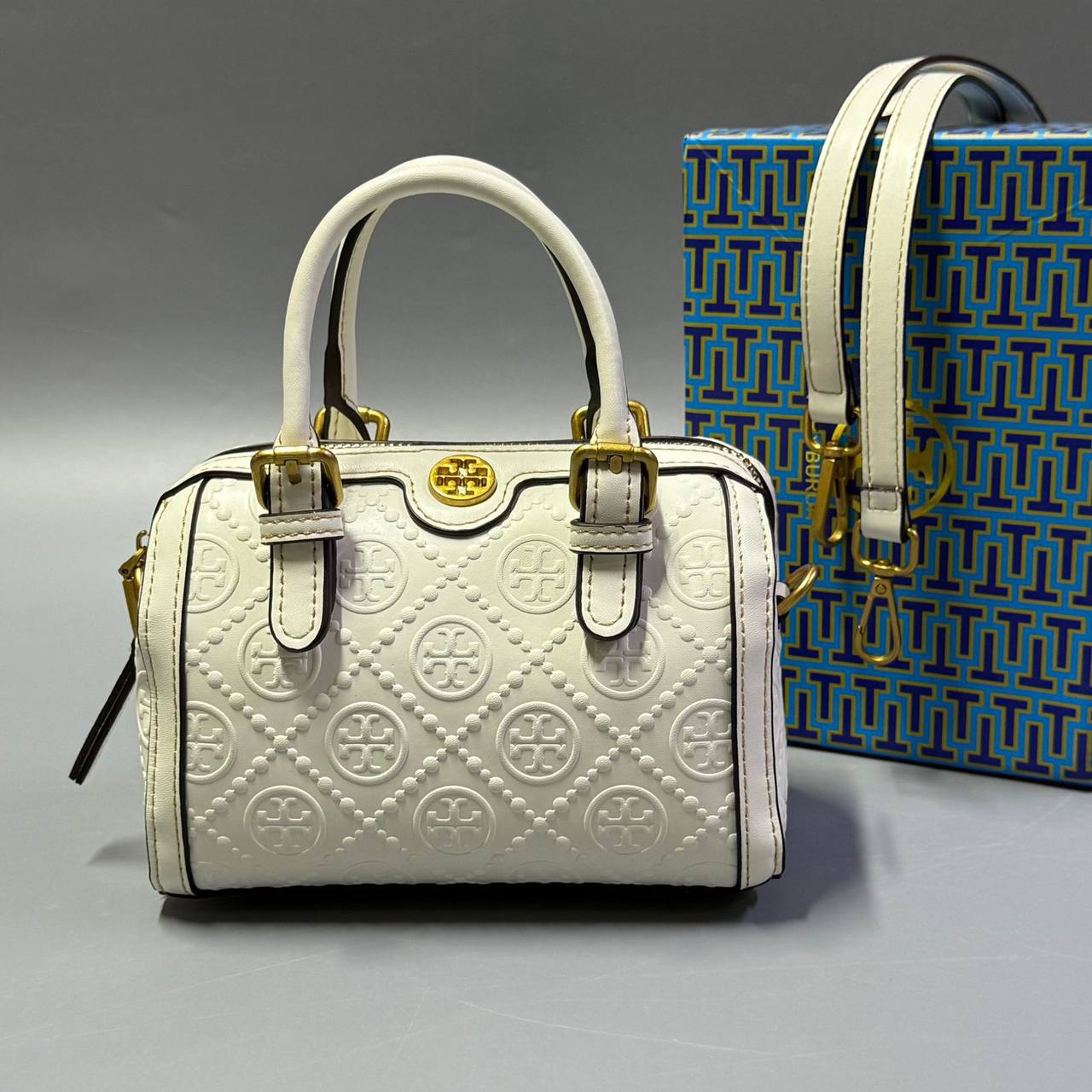 TORY BURCH 

NEW CAME 

WITH BOX  
🎁🎁🎁

90 dhs🪙💕
SIZE: 18cm

Zain39
♥️♥️♥️