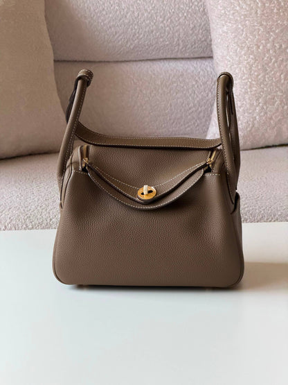 Hermes Lindy 26cm💕master quality😍with box❤️
390 dhs🇦🇪🇦🇪

Zain52
♥️♥️♥️