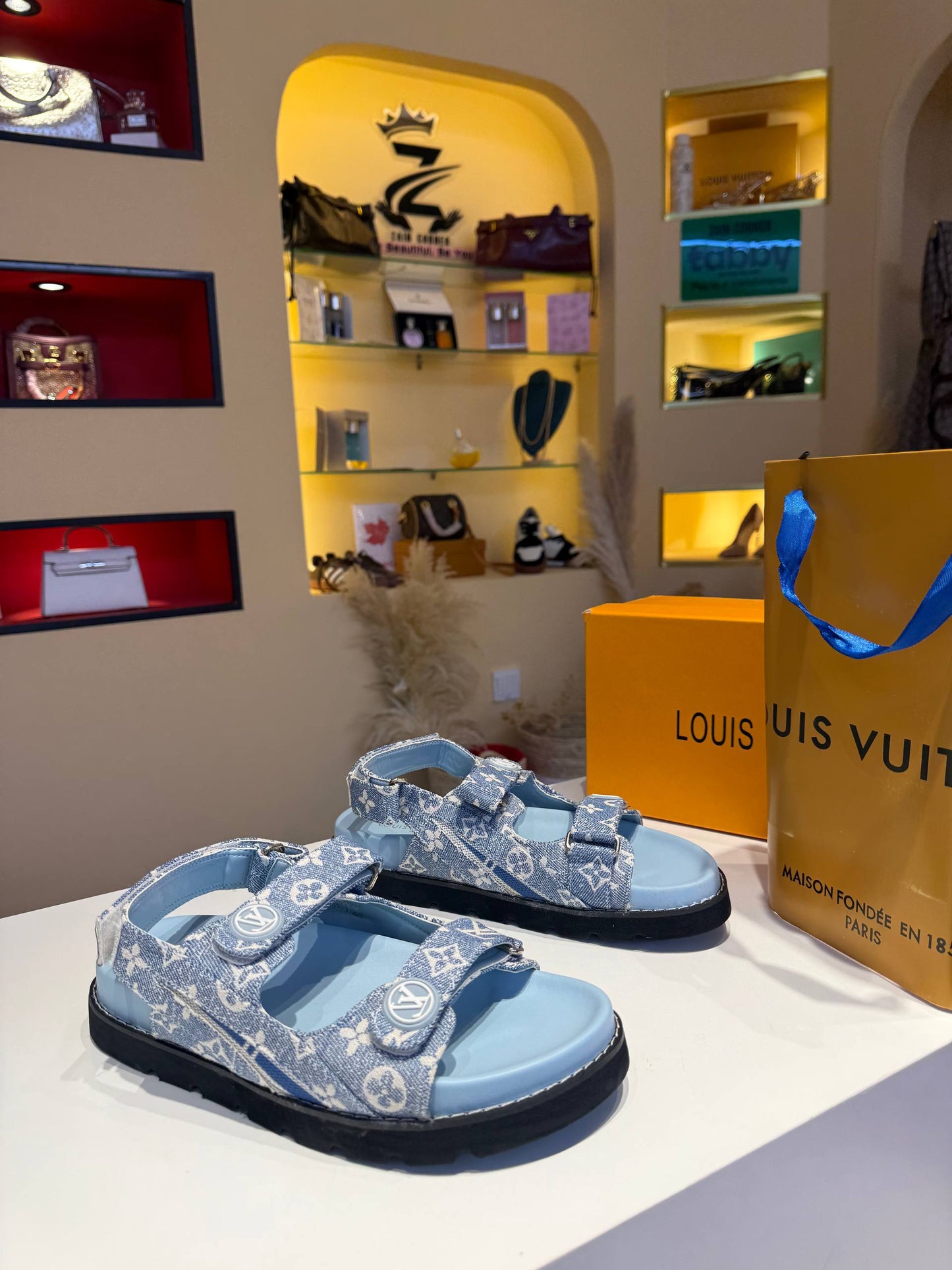 LV

size 36 to 41

85 dhs❣️

Zain103

اطلبوها من الوتس المثبت في الأعلى👆🏻👆🏻

تواصلو معنا 👈🏻 Zain 
For order WhatsApp pinned 👆🏻

♥️♥️♥️