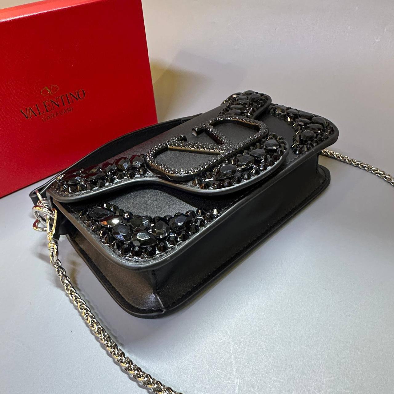 VALENTINO
 COPY ONE NEW CAME 

WITH BOX 
🎁🎁🎁

140 dhs❣️

Zain279
♥️♥️♥️