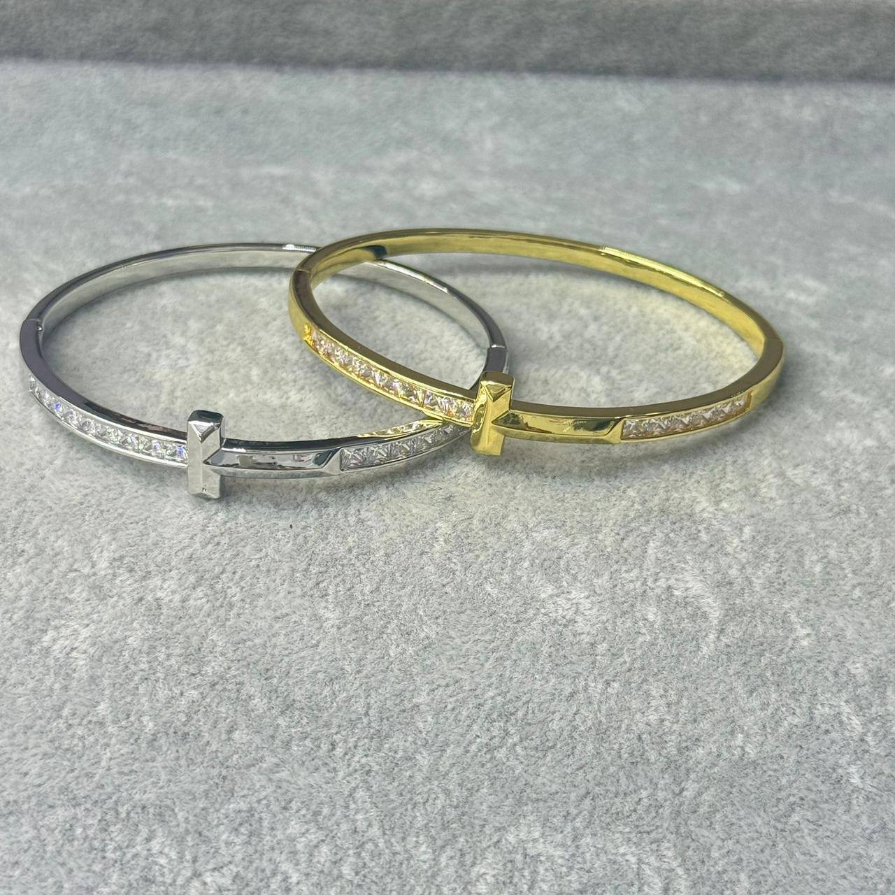 *Bangle ❤️‍🔥*
good quality 💯
With black boxes 📦 
20 dhs💓
With normal boxes 🗃️ 
And paper bag🛍️
30 dhs💓

Zain216
♥️♥️♥️