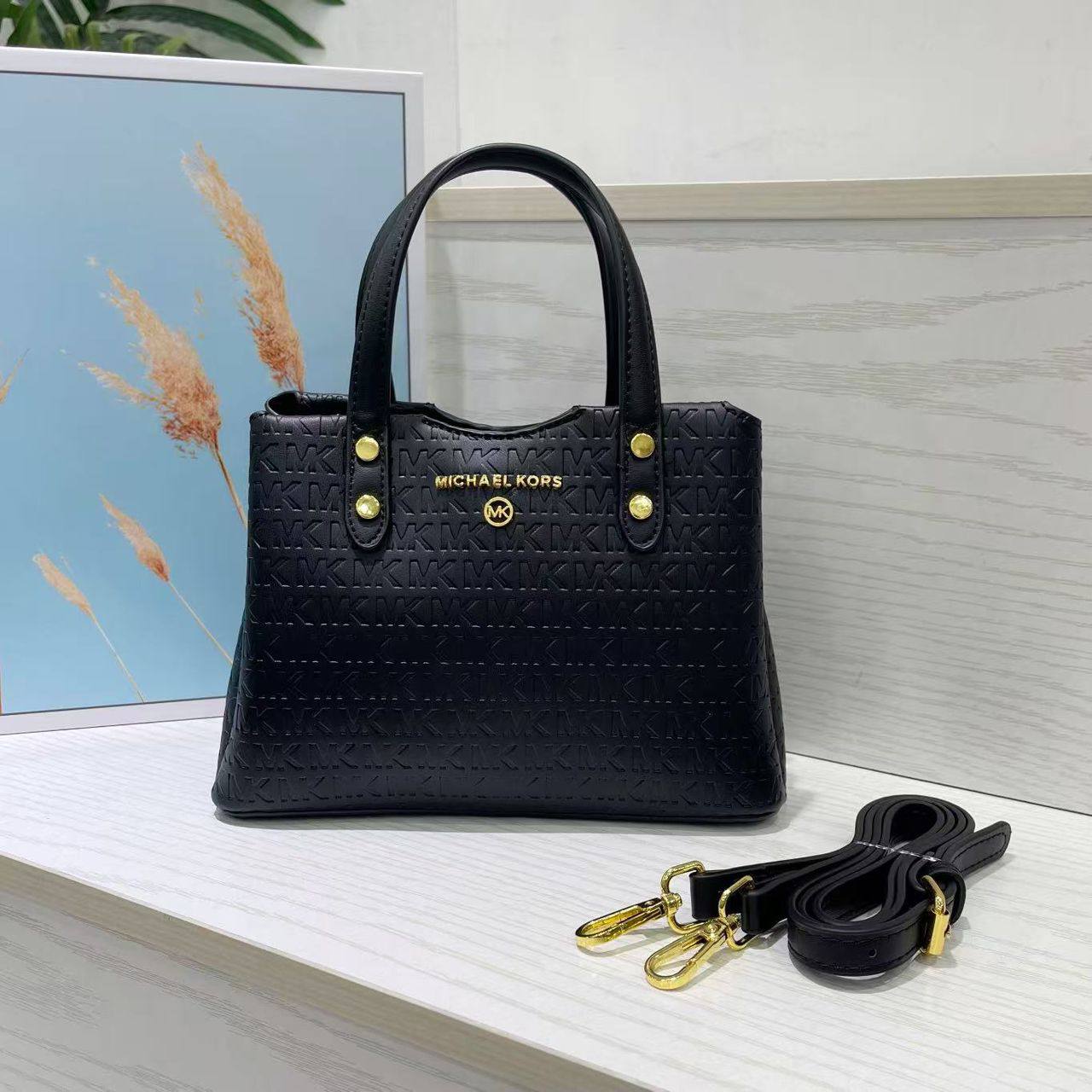 Celine - MK
90 dhs🪙🌨️

With box
🎁🎁🎁

Zain35
♥️♥️♥️